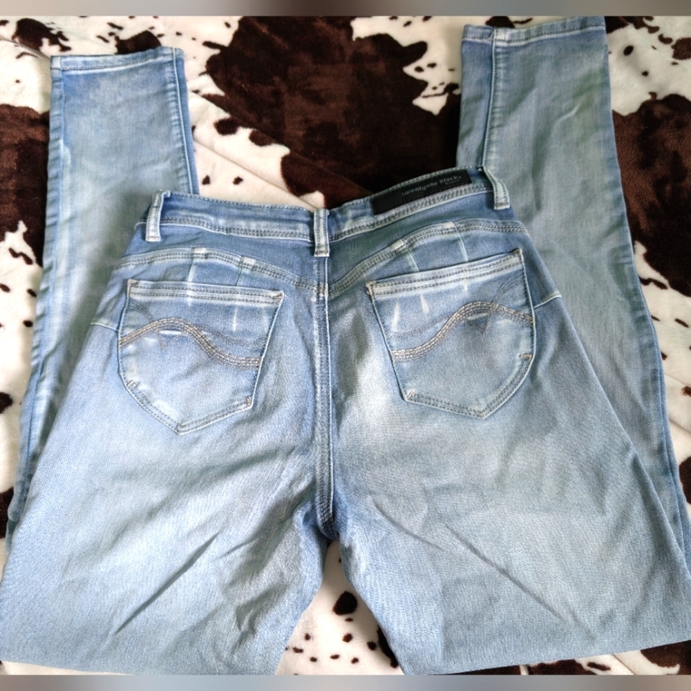 Soft Light Wash Curvy flex Jeggings!